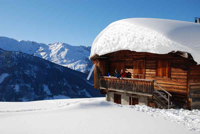 Ein entspannter Februar Urlaub im Karwendel - hier beim Schneeschuhwandern in Weerberg