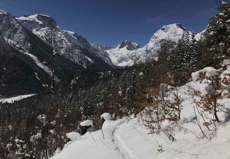 Beim Schneeschuhwandern zur Feilalm im Karwendel ist die Lamsenspitze (in der Bildmitte) gut und sehr schön zu sehen