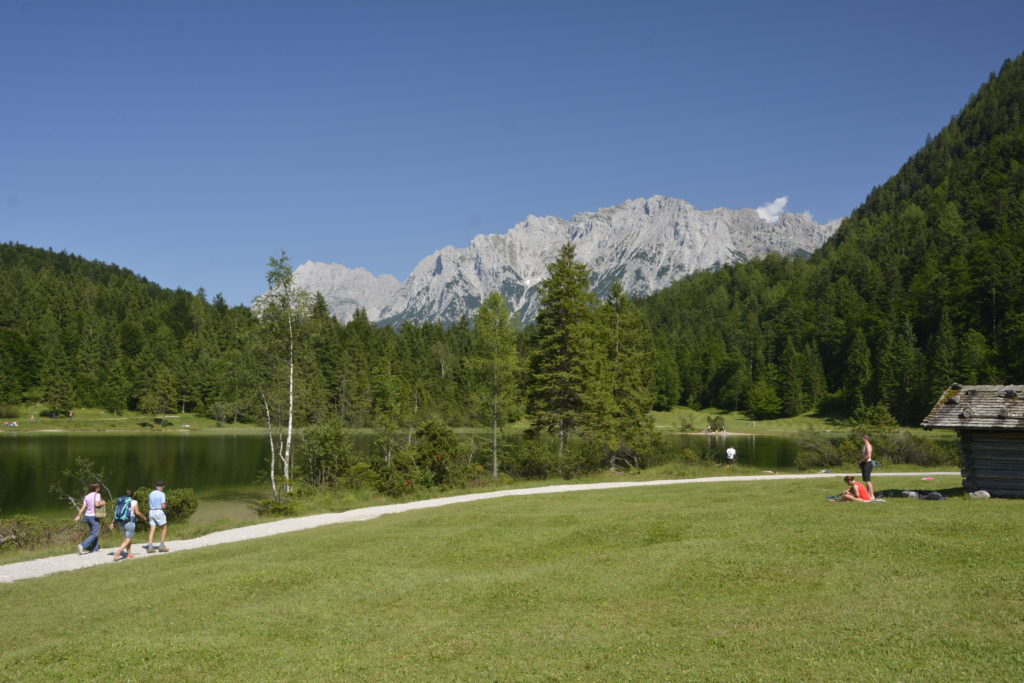 Auf dem Weg rund um den See in Mittenwald wandern