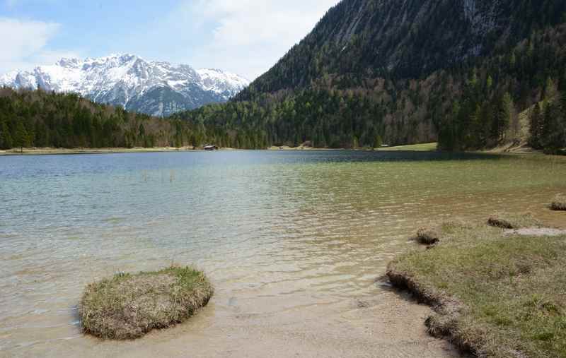 Am glasklaren Ferchensee baden, hinten ist das Karwendel zu sehen