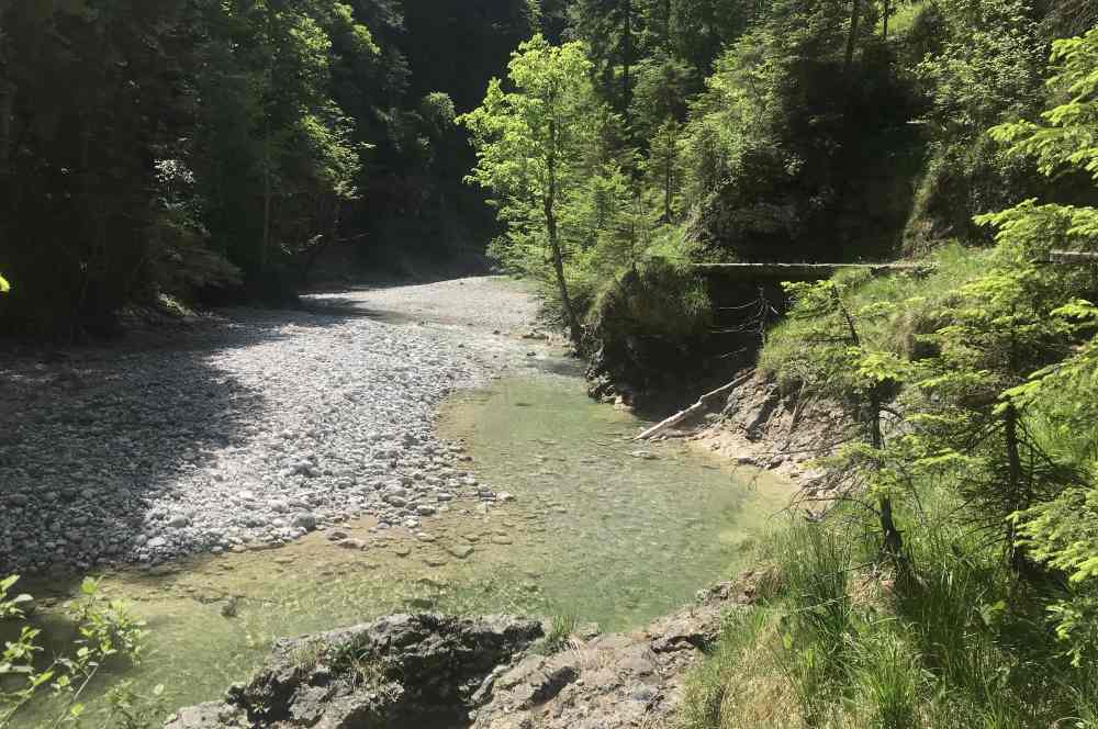 Die Finzbachklamm mit dem türkis-blauen Wasser des Finzbach, Estergebirge