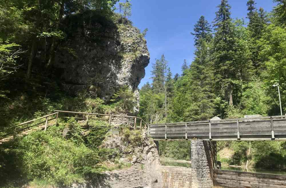 Der Eingang in die Finzbachklamm: Bis zum Wehr ist das Bachbett trocken, dafür gefällt mir der Felsen bei der Wehrbrücke