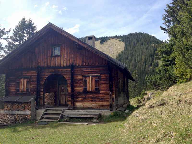 DIe großzügige Jagdhütte bei der Wanderung auf die Fleischbank im Karwendel