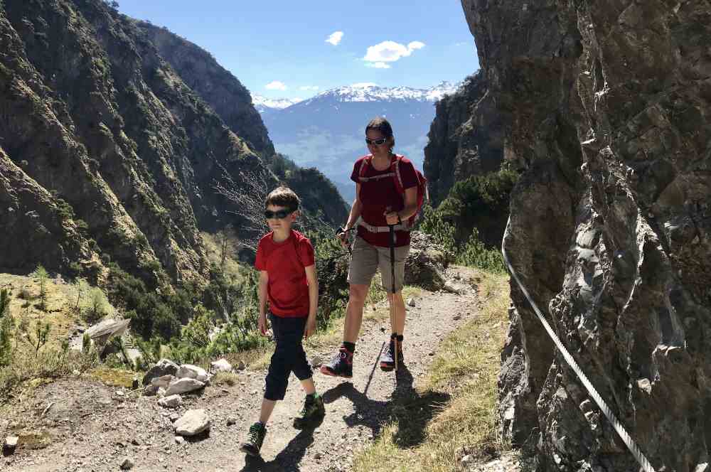 Auf dem Fluchtsteig durch das Halltal wandern nach St. Magdalena