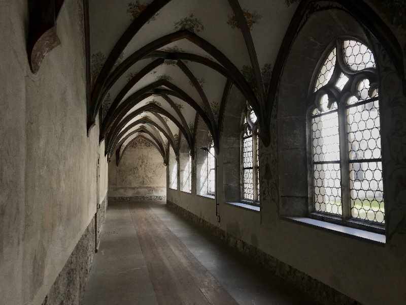 Der Blick in den nicht renovierten Teil des Kreuzgang im Franziskanerkloster Schwaz