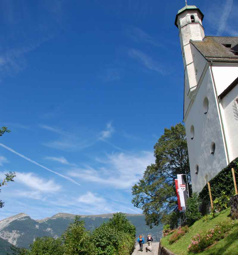 Auf dem Weg in die Burg Freundsberg, mit dem Karwendel 