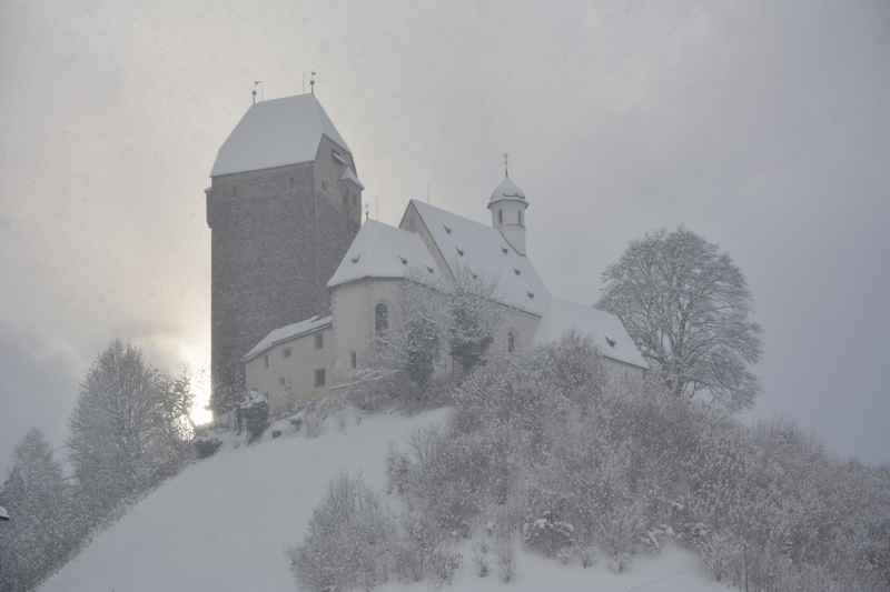 Die Burg Freundsberg mit Schneetreiben und Sonnenstrahlen - eine super Stimmung beim Rodeln in Schwaz in Tirol