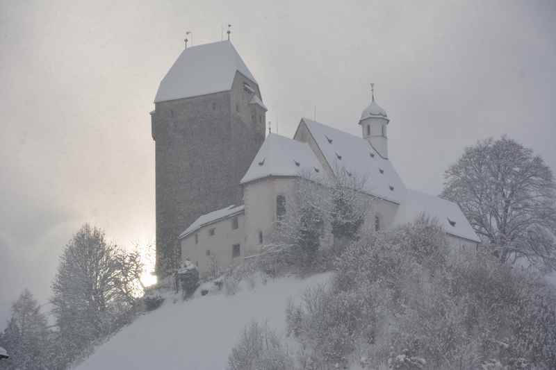 Ab Burg Freundsberg schneeschuhwandern in Schwaz