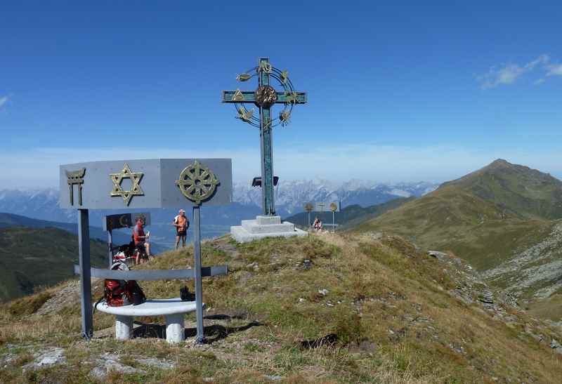 Kleiner Gilfert wandern -  Das einzigartige Gipfelkreuz ist ein Friedenssymbol mit allen Weltreligionen