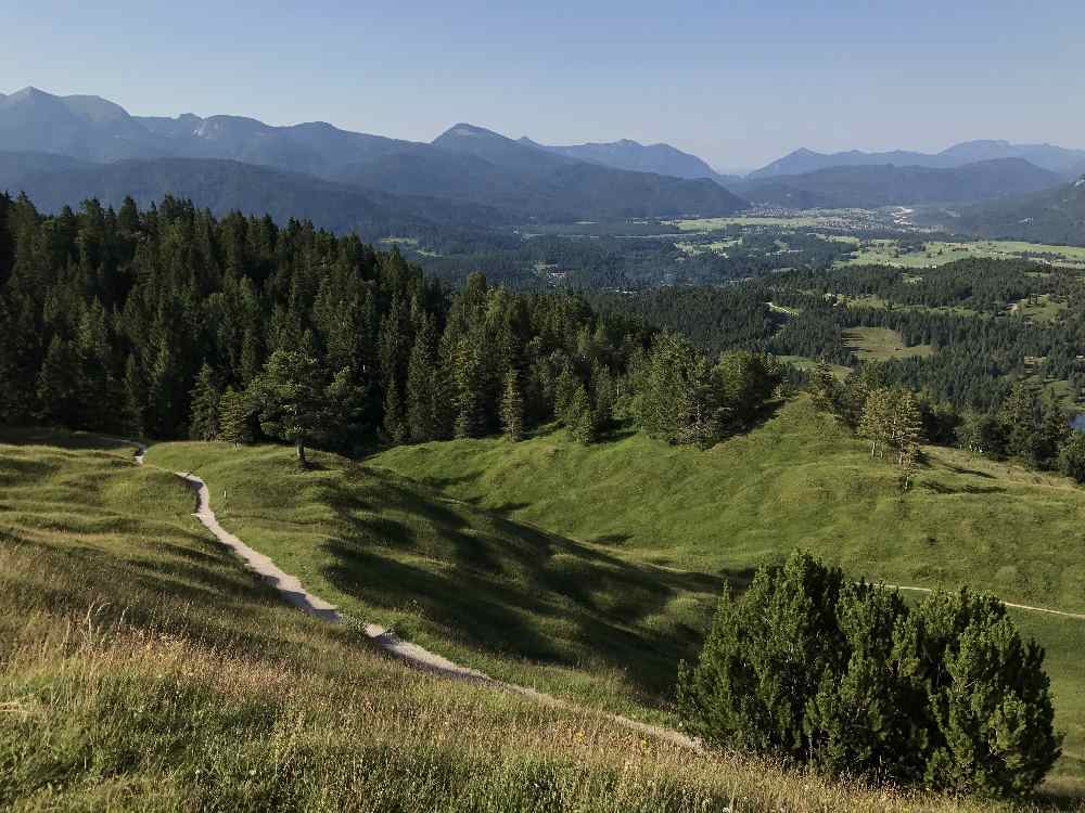 Frühlingswanderungen mit Gipfel? Der Kranzberg (1391 m) im Mai, Aussicht auf Karwendel und Isartal