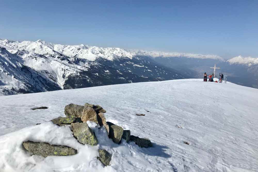 Skitour Kuhmesser - Das Gipfelplateau weite Sicht über die Tuxer Alpen und das Karwendel