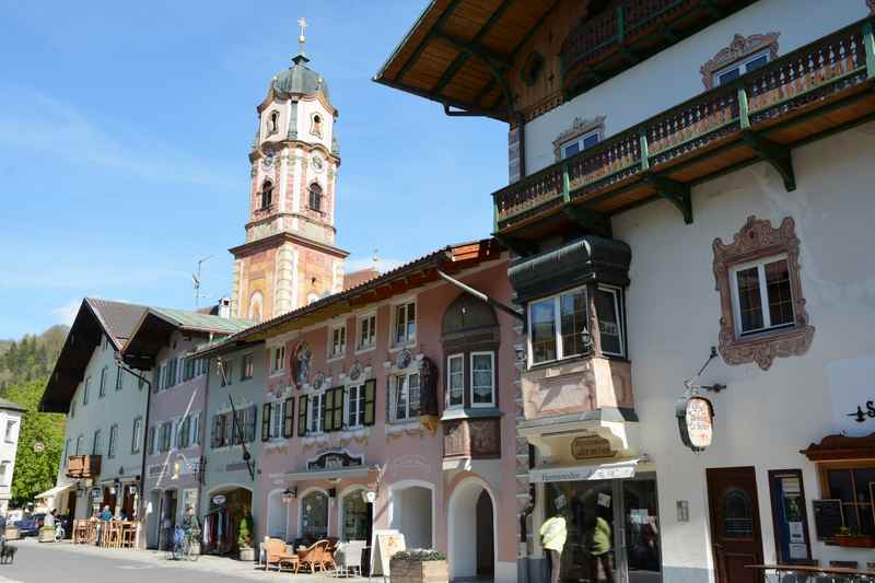 Ich starte meine Frühlingswanderung in Mittenwald - vor der malerischen Kulisse der bunt bemalten Häuser