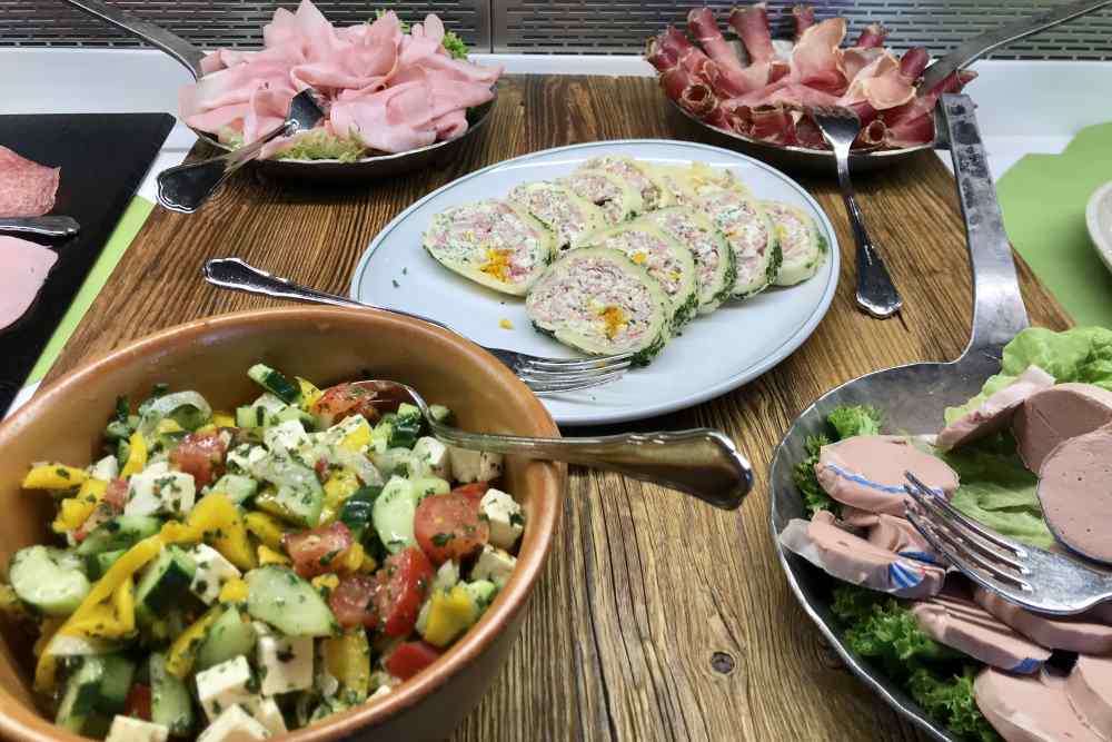 Schaut gut aus und schmeckt auch so: Das Frühstücksbuffet auf der Gröbl Alm in Mittenwald