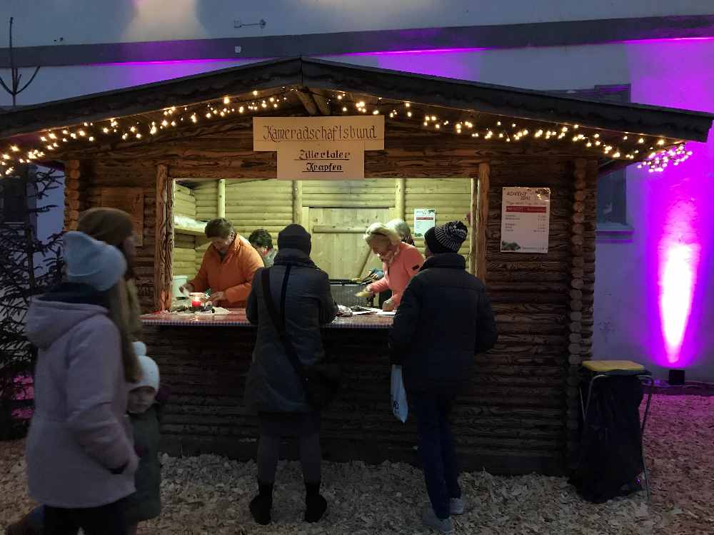 Hier bekommst du die Zillertaler Krapfen auf dem Adventmarkt in Fügen