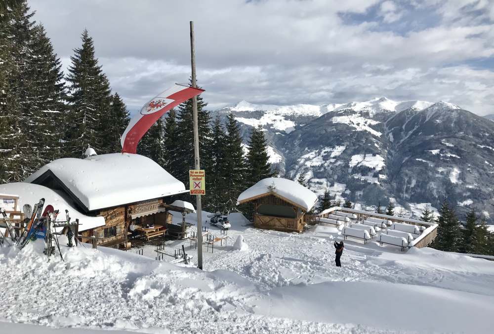 An dieser Skihütte führt meine Pistenskitour im vorderen Zillertal vorbei