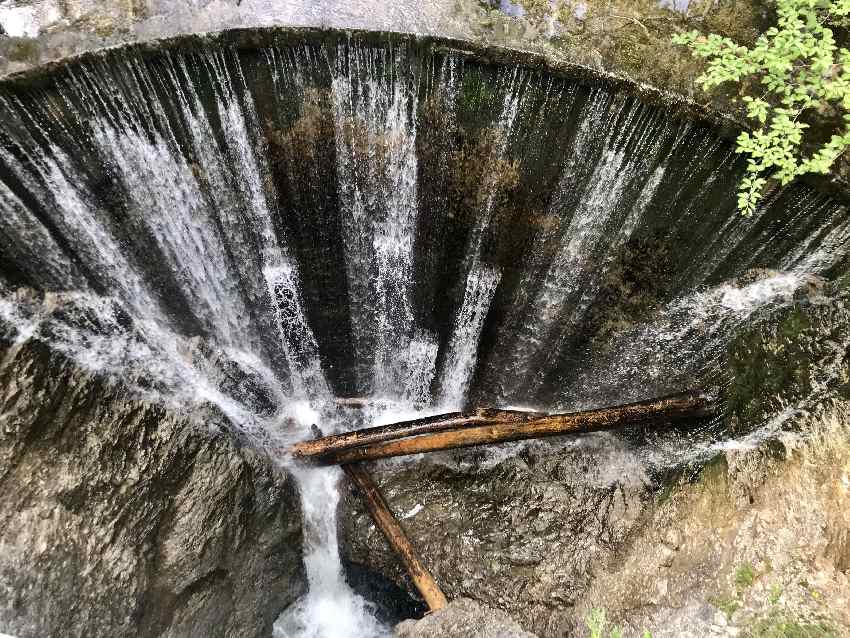 Von der Brücke aus kannst du auf diesen Wasserfall in Eschenlohe schauen, dahinter ist die Gachentodklamm