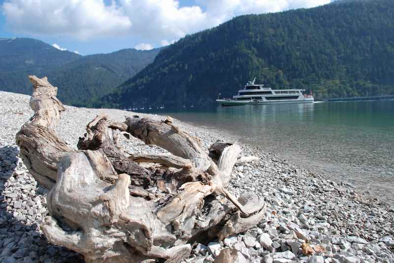 Am Ufer des Achensee wandern mit Kindern