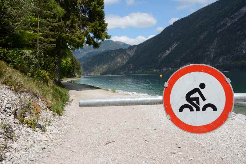 Zum Radfahren gesperrt - der Weg zur Gaisalm. Später wird der Steig ohnehin zu schmal.