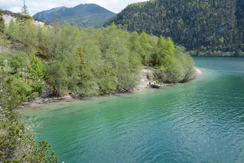 Beim Wandern gibt es schöne Blicke auf den türkisblauen Achensee