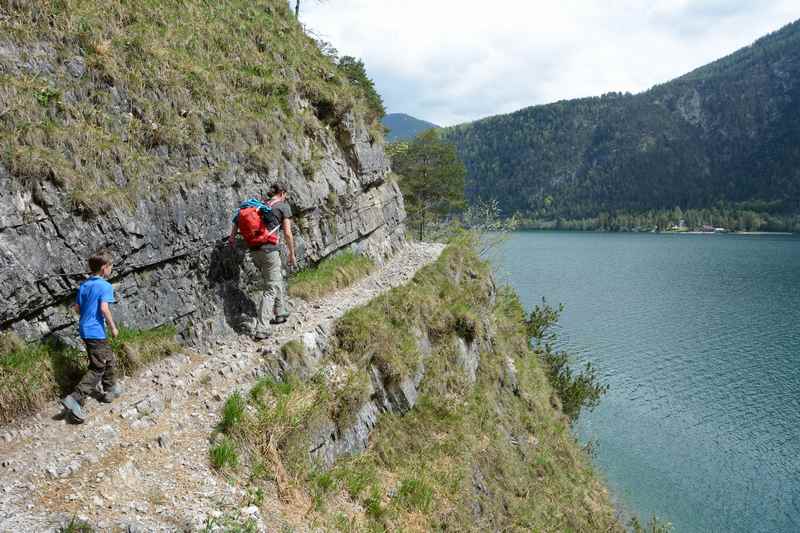 Auf dem schmalen Wandersteig zur Gaisalm wandern mit Kindern 