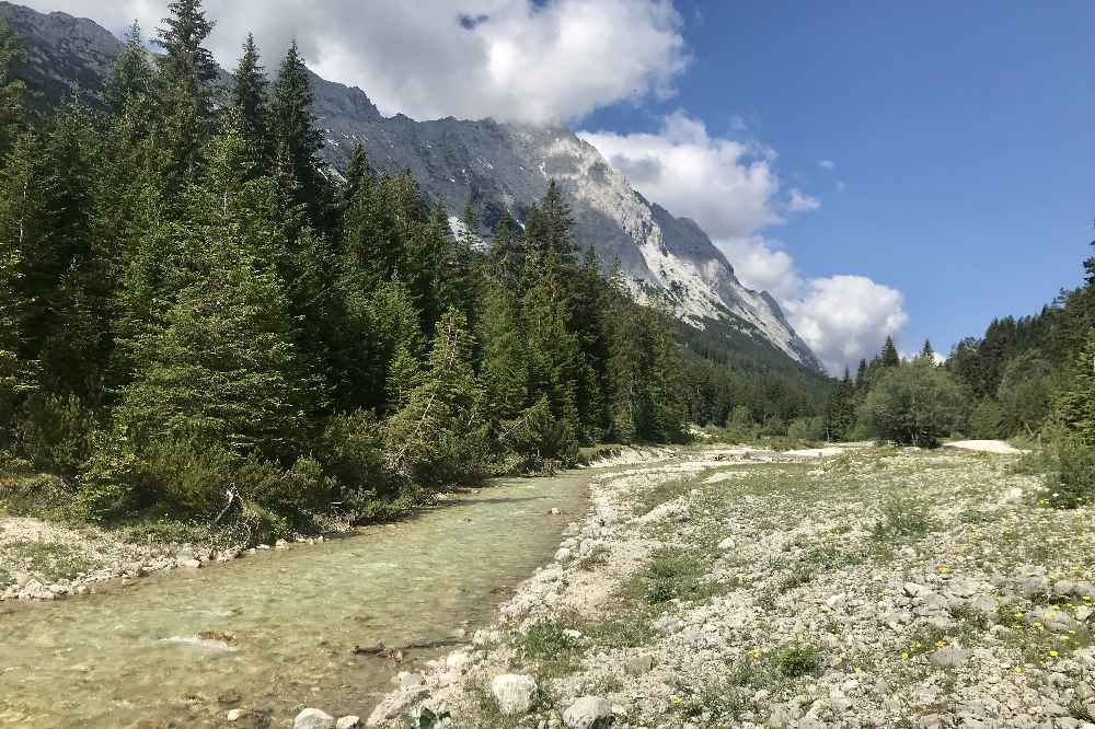 Tolle Berglandschaft mit dem Mieminger Gebirge und der Leutascher Ache im Gaistal 