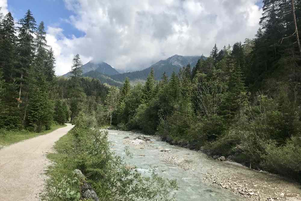 Ein leichter Weg zum Wandern mit Kinderwagen im Gaistal - entlang der Leutascher Ache