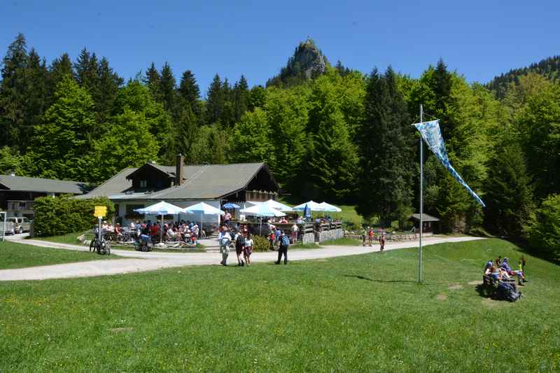 Hinter dem Gasthof Galaun ist über den Waldwipfeln der Riederstein samt Kapelle zu sehen