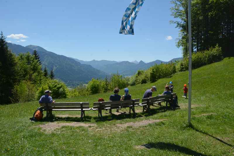 Das ist Lichtung in Galaun. Auf der langen Bank vor dem Alpengasthof Galaun ist der Blick auf die Berge sehr schön