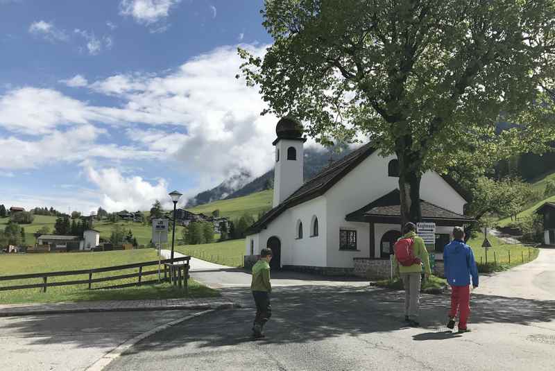 Bei der Kapelle in Gallzein beginnen wir die Wanderung im Frühling in Tirol