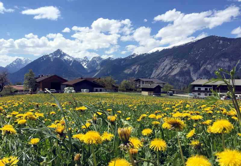 Das kleine Bergdorf Gallzein mit dem Karwendel, idyllischer Tirol Urlaub