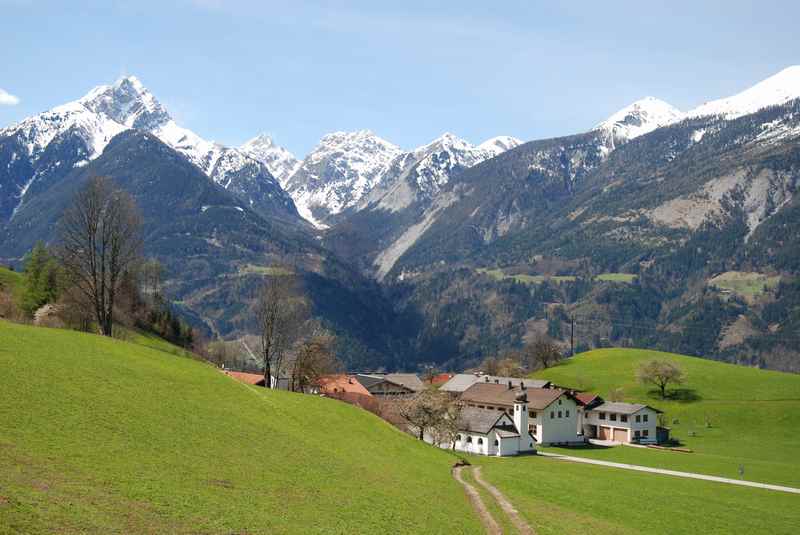 Nach Gallzein mountainbiken und diesen Ausblick auf das Karwendel erleben