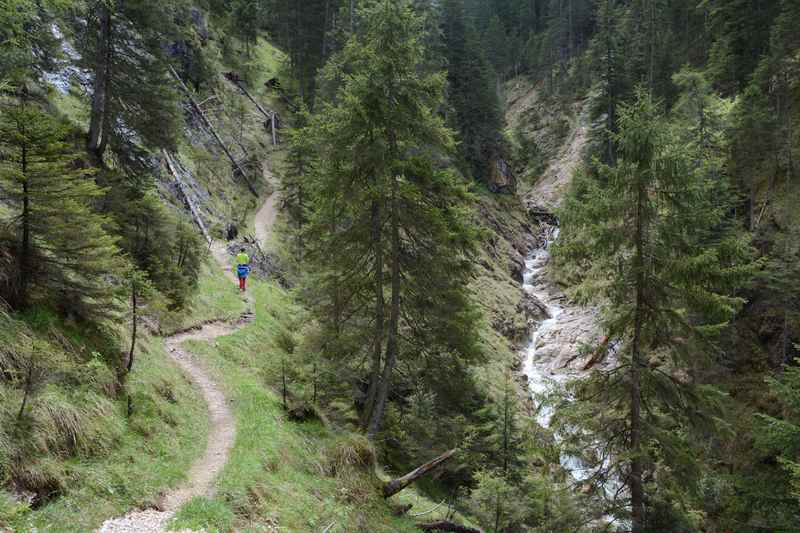 Durch die beeindruckende Gallzeiner Klamm wandern - links der Wanderweg, rechts das Wasser in der Schlucht