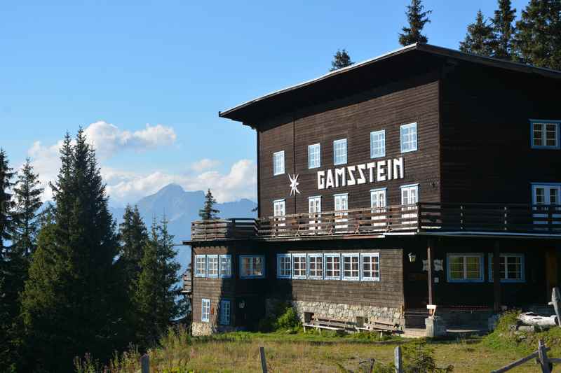 Das ehemalige Gasthaus Gamsstein am Loassattel in Tirol mit dem Karwendel, hier ist der Loas Parkplatz