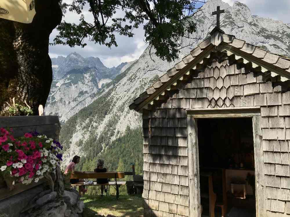 Einkehr bei der Ganalm - mit eigener Kapelle im Karwendel