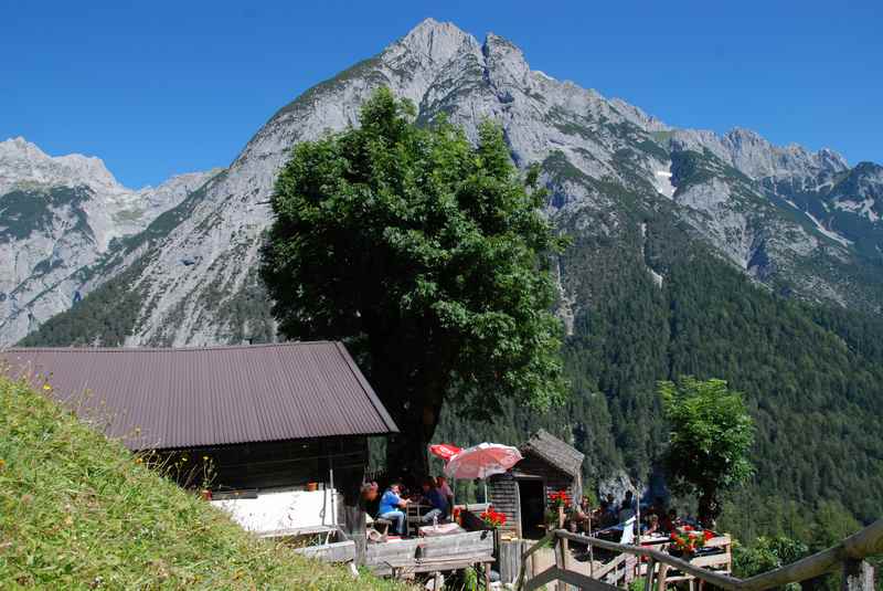 Die Ganalm in Terfens, im Vomper Loch mit dem Karwendel