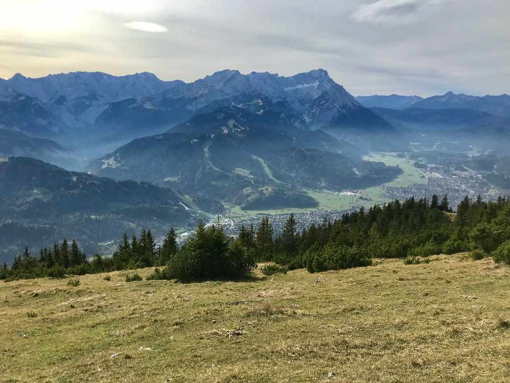 Das ist die Aussicht vom Wank über Garmisch Partenkirchen und das Wettersteingebirge samt Zugspitze