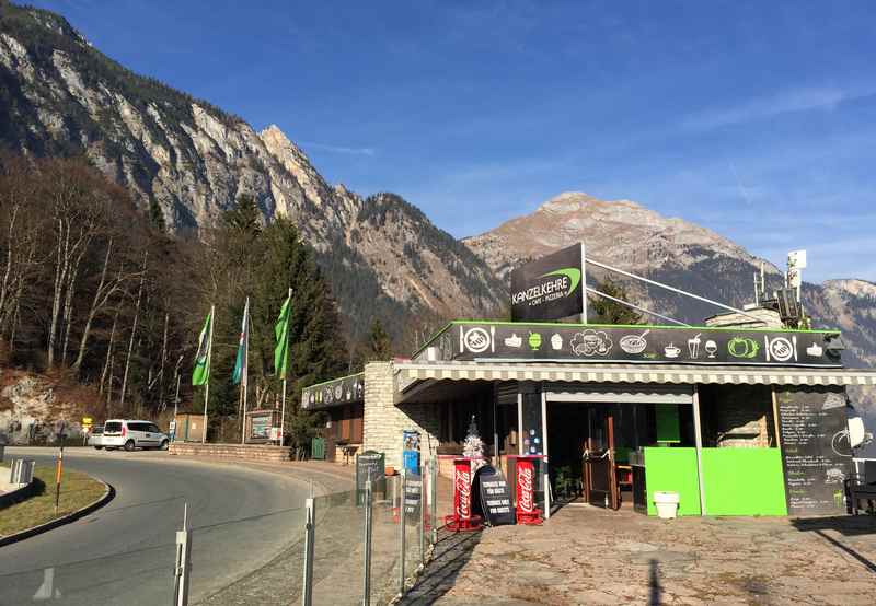 Der Gasthof in der Kanzelkehre, hinten die Berge des Rofan in Tirol