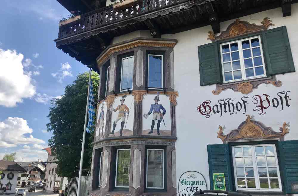 Häuser mit Lüfltlmalerei, besonders gut am Dorfplatz zu sehen.