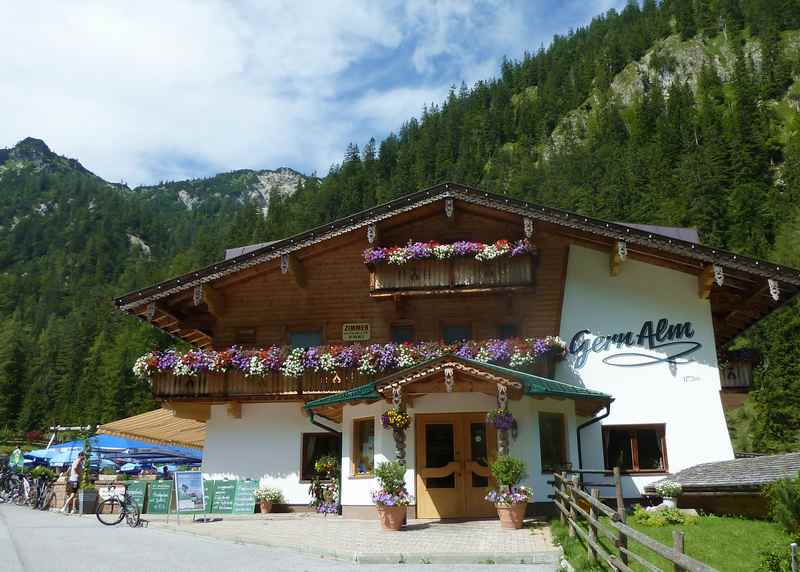 Gernalm Wanderung: Die Gern Alm in Pertisau, unser Wanderziel in Tirol beim Wandern mit Kindern im Karwendelgebirge