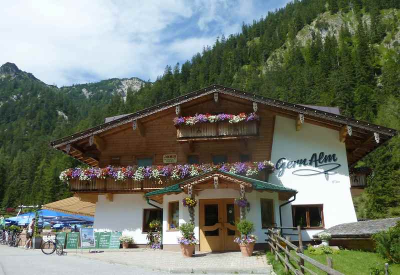 Die Gernalm, eine Hütte im Pertisau, ein Alpengasthof am Ende des Gerntal im Karwendel