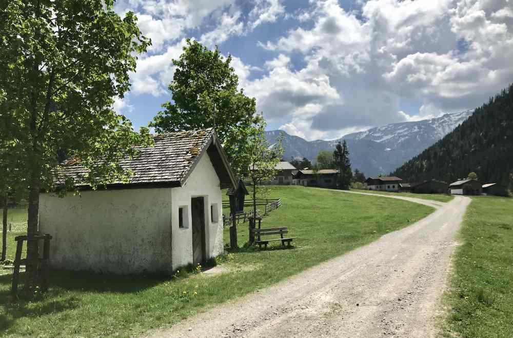 Der leichte Wanderweg im Gerntal bei der Pletzachalm