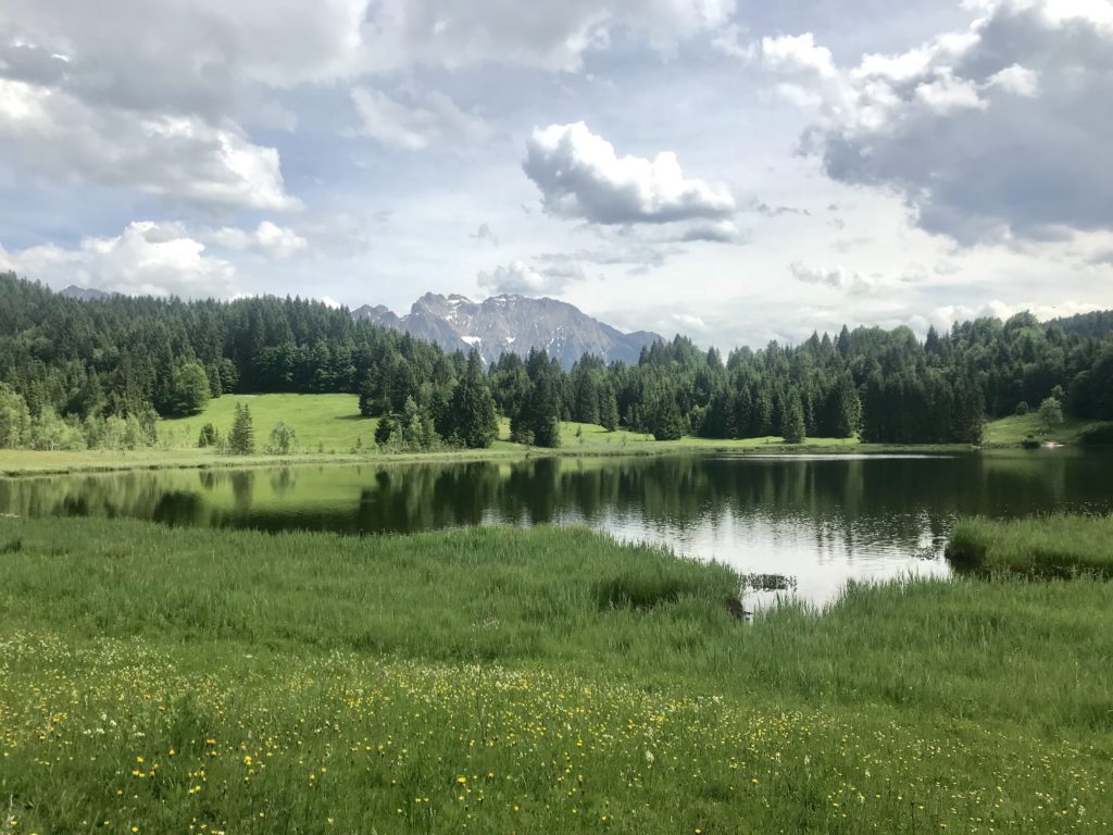 Geroldsee Krün: Blick über den See zum Karwendel