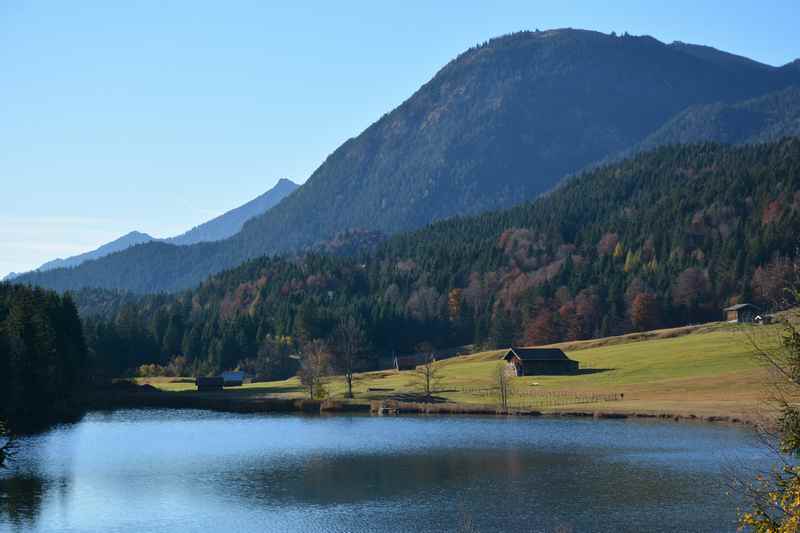 Im Herbst: Der glasklare Geroldsee in Krün bei Mittenwald in Bayern