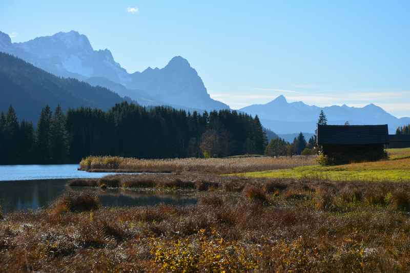 Der Uferbereich am Geroldsee, hinten das Wettersteingebirge mit der Zugspitze