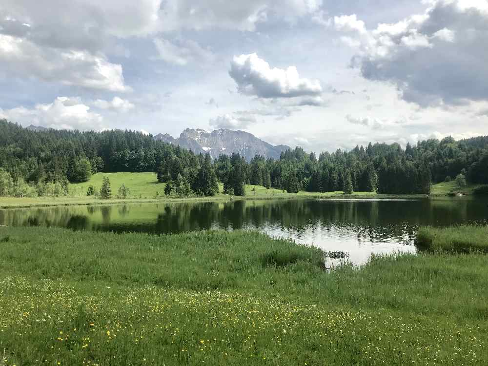 Nahe Mittenwald wandern am einmaligen Geroldsee - samt Karwendelblick!