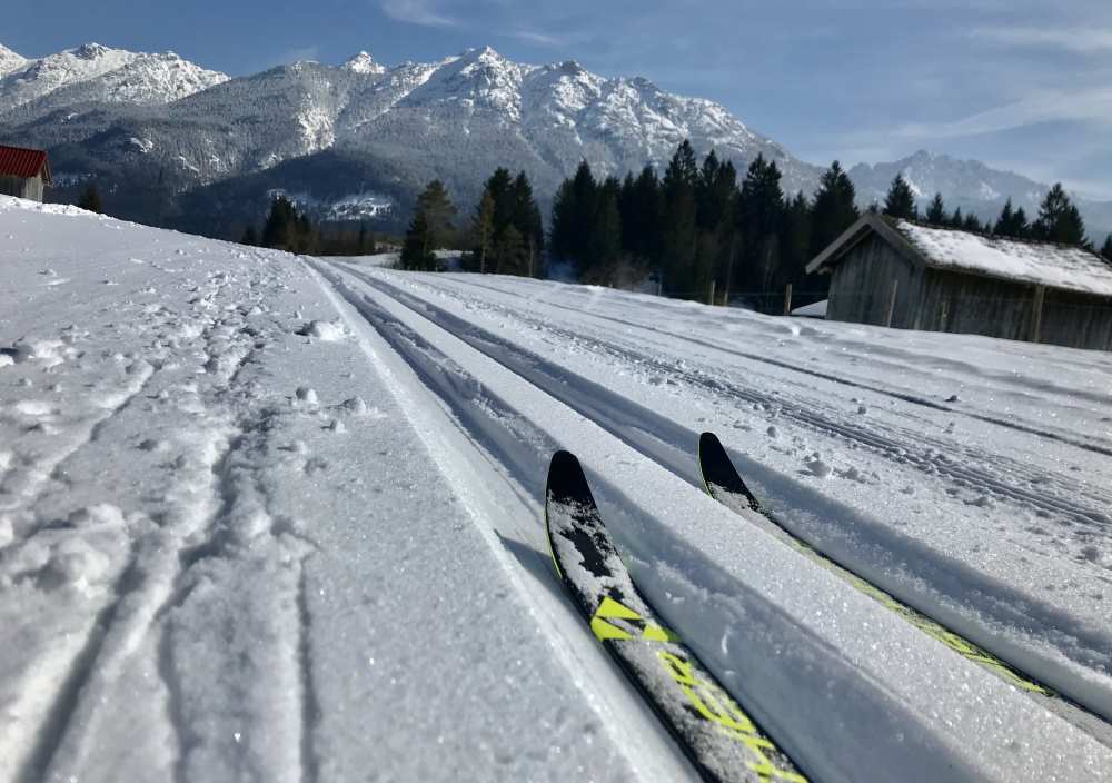 Winterurlaub Bayern: Die wunderbare Panoramaloipe hier von Geroldsee Richtung Barmsee - mit dem Karwendel am Horizont.