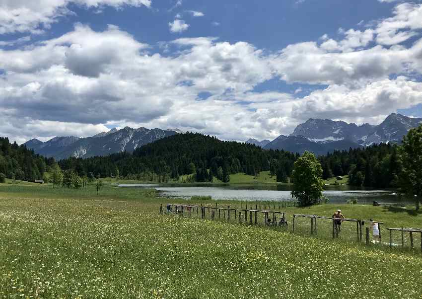 Zum Geroldsee mountainbiken und mit Blick auf´s Karwendel baden