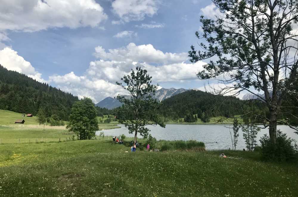 Im Geroldsee schwimmen mit Bergblick und Liegewiese