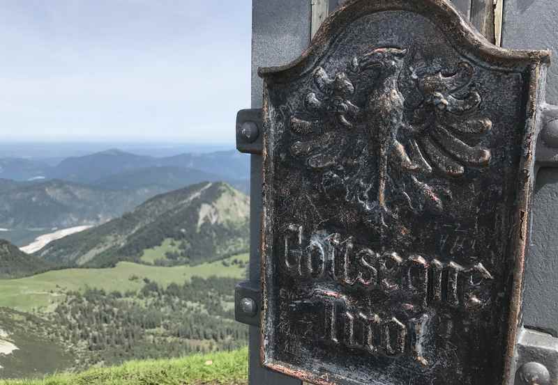 Das Gipfelkreuz am Scharfreiter oder Scharfreuter steht direkt an der Grenze von Tirol und Bayern