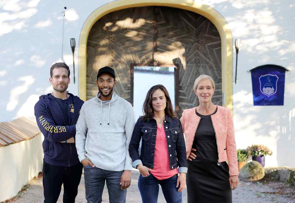 Die Darsteller am Drehort von "Gipfelstürmer - Das Berginternat", Foto ZDF, Schilling,Krause-Burberg,Lenz[M]